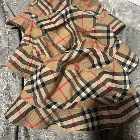 Burberry kids bucket hats reversible!! 3 available only worn once - Picture 4 of 7